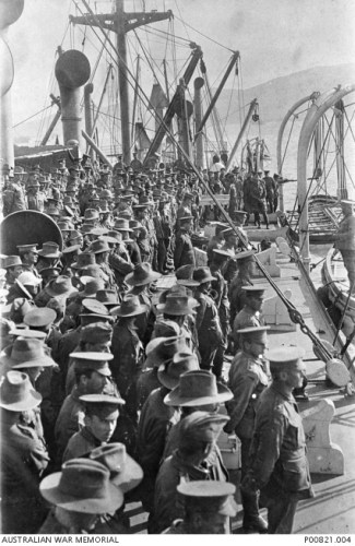 OFF LEMNOS ISLAND, 1915-04-24. COLONEL ROSENTHAL SPEAKING TO 7TH BATTERY, 3 BRIGADE ARTILLERY COLUMN, ABOARD SHIP JUST BEFORE LEAVING LEMNOS ISLAND FOR THE DARDANELLES AND THE GALLIPOLI LANDING. (DONOR: P. SMITH, ESTATE OF R.C.N. SMITH) AWM P00821.004 